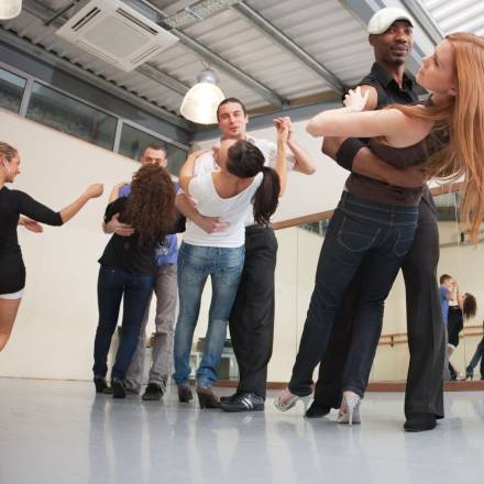 Que vous soyez danseuses et danseurs passionnés de danses urbaines, artistiques, sportives,...